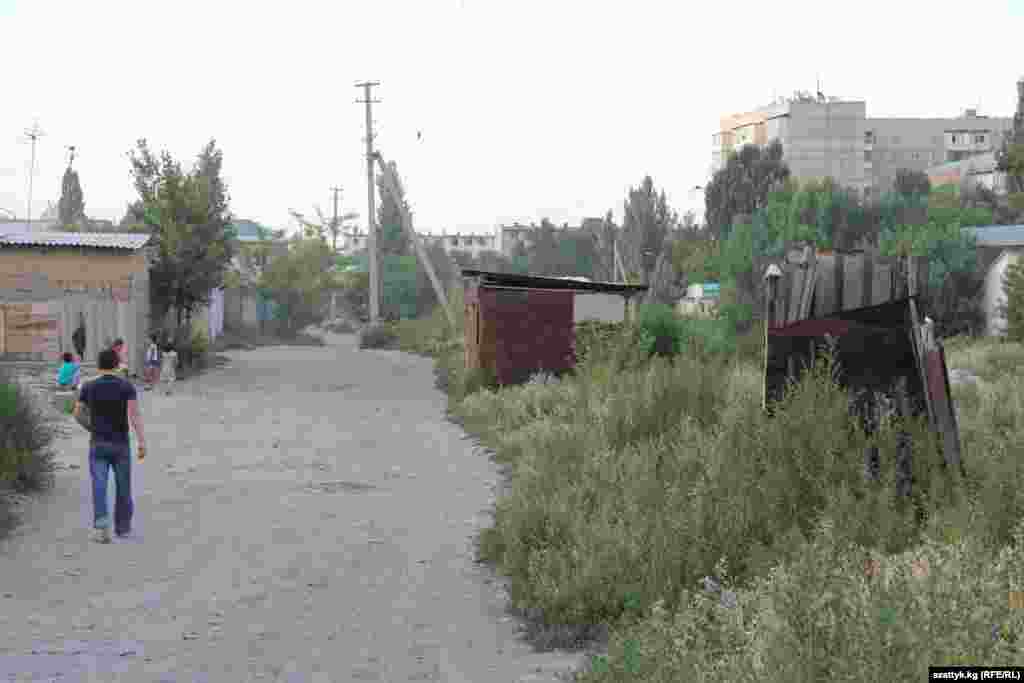 Карпинкадагы жытына киши чыдагыс ажатканалардан 5-6сы дагы деле көчүрүлө элек.