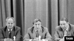 Министр внутренних дел Борис Пуго, вице-президент СССР Геннадий Янаев, заместитель председателя Совета обороны СССР Олег Бакланов на пресс-конференции в Москве. 19 августа 1991 года.