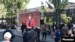 Շենքի դիմաց հավաքվածները մեծ էկրանով էի հետևում լսումներին