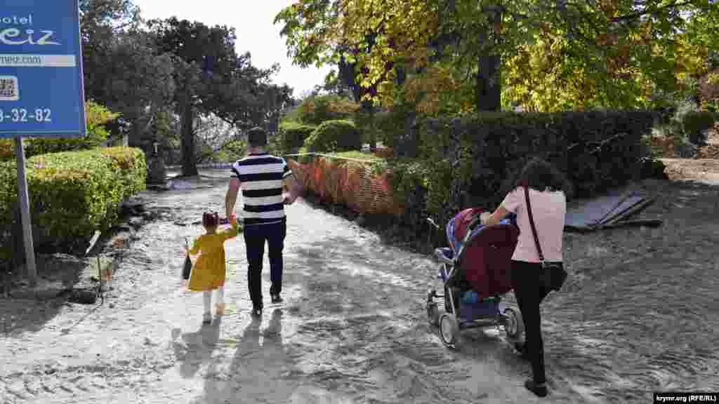 Поэтому жителям и туристам, гуляющим в парке, приходится идти по смеси песка и пыли