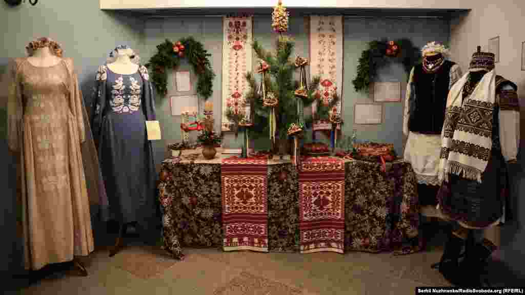 Весільний стіл з традиційним короваєм, шишками та калачем, прикрашений барвінком та калиною. У центрі зали &ndash; Весільне дерево, яке символізує продовження роду, створення нової родини