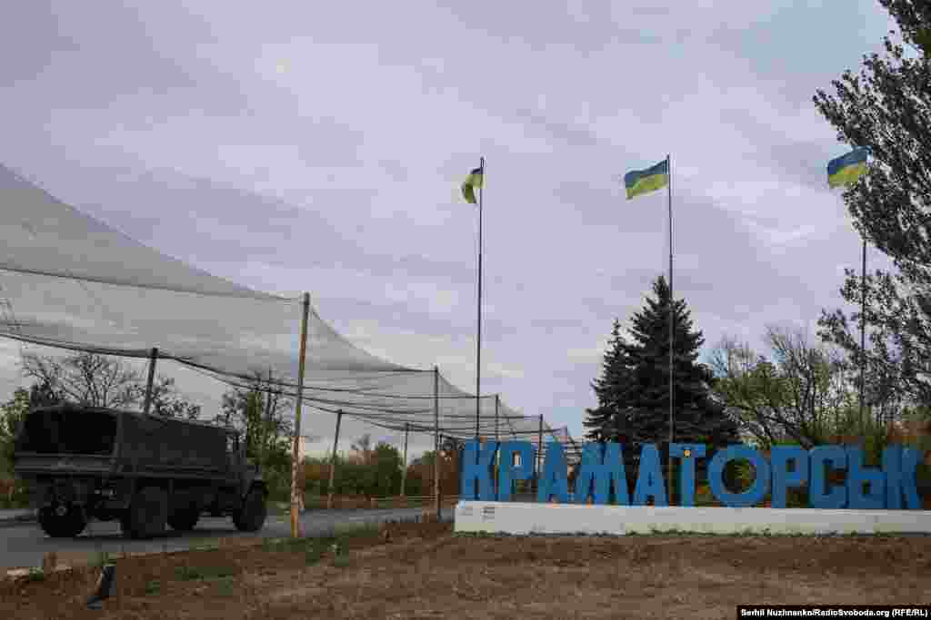 Від знаку «Краматорськ» до лінії фронту менше ніж 16 км – відстань, яку у сучасних реаліях війни FPV-дрон долає за 10 хвилин. Російські війська 5 жовтня вперше вдарили FPV-дроном на оптоволокні по Краматорську, до цього були повідомлення про удари дронів на радіокеруванні. Зараз чи не щодня є повідомлення про FPV над містом або про БПЛА («Шахеди», «Герані»)