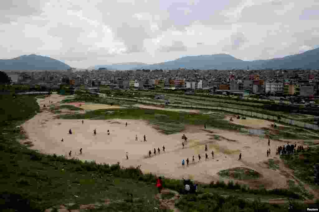 Непальские дети играют в футбол на пустыре. 15 мая 2018 года.