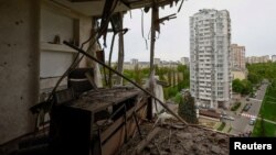 Наслідки влучання уламків дрона в багатоповерхівку в Києві, 8 травня 2023 року