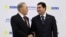 Türkmenistanyň prezidenti Gurbanguly Berdimuhamedow (sagda) we Gazagystanyň prezidenti Nursoltan Nazarbaýew ÝHHG-niň Sammitinde, Astana, 1-nji dekabr.
