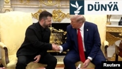 ABŞ-nyň prezidenti Donald Tramp (sagda) we Ukrainanyň prezidenti Wolodymyr Zelenskiý 2025-nji ýylyň 18-nji awgustynda Waşingtonda Ak Tamda geçiren duşuşygynda.