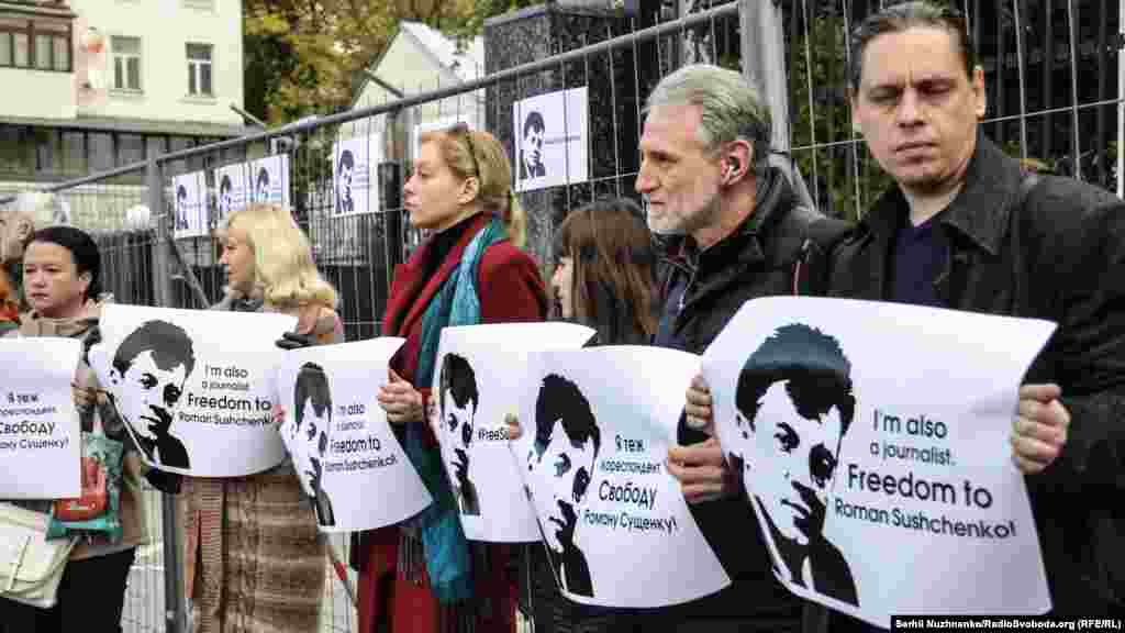 Присутні тримали плакати &laquo;Я &ndash; теж кореспондент&raquo; різними мовами