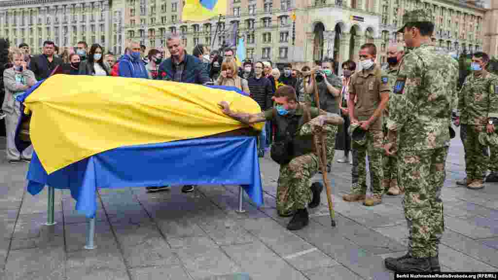 Військові побратими віддають останню честь загиблому