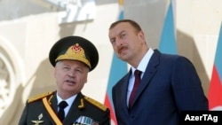 Азербайджан в прошлом году увеличил расходы на свою национальную оборону на 87%. На фото: Ильхам Алиев (справа) с министром обороны Сафаром Абиевым на военном параде в Баку