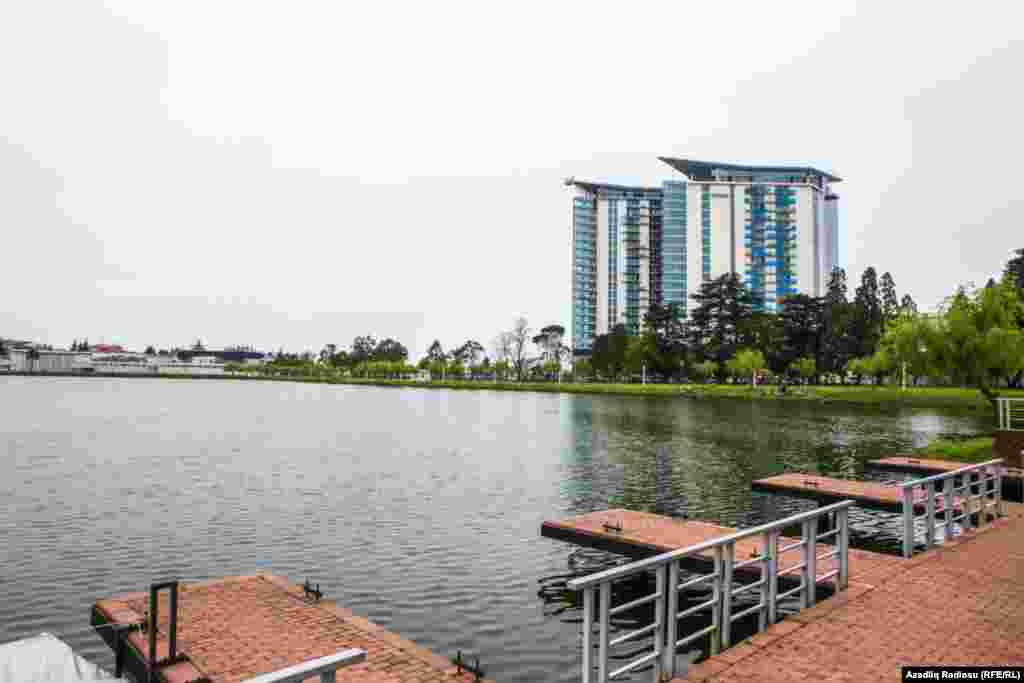 Gölün ətrafında yaşıllıqla əhatələnmiş bu parkda heç kim sizə otun üstündə uzanmağı qadağan etmir, insanlar çox rahat şəkildə istədikləri kimi istirahət edirlər.