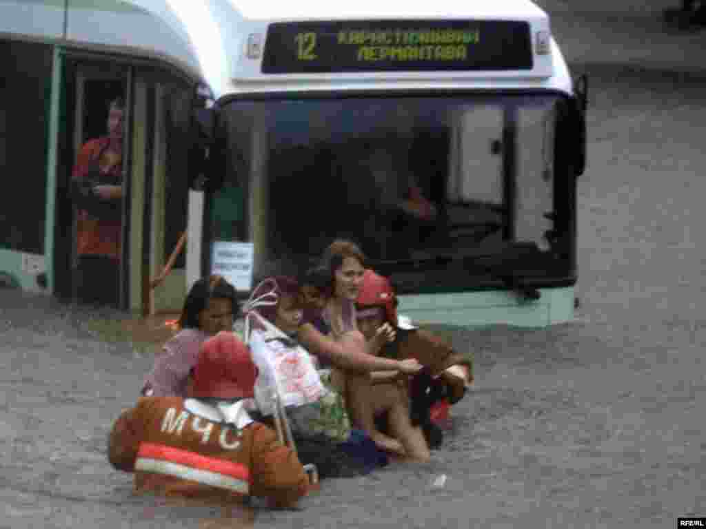 Вада паднялася да такога ўзроўню, што вызваляць пасажыраў з вадзянога палону ўзяліся ратавальнікі. 