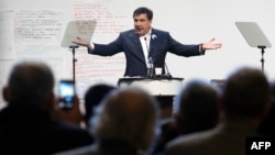 Одна из серьезных проблем Саакашвили заключается в том, что он старается усидеть сразу на двух стульях, говорят политологи