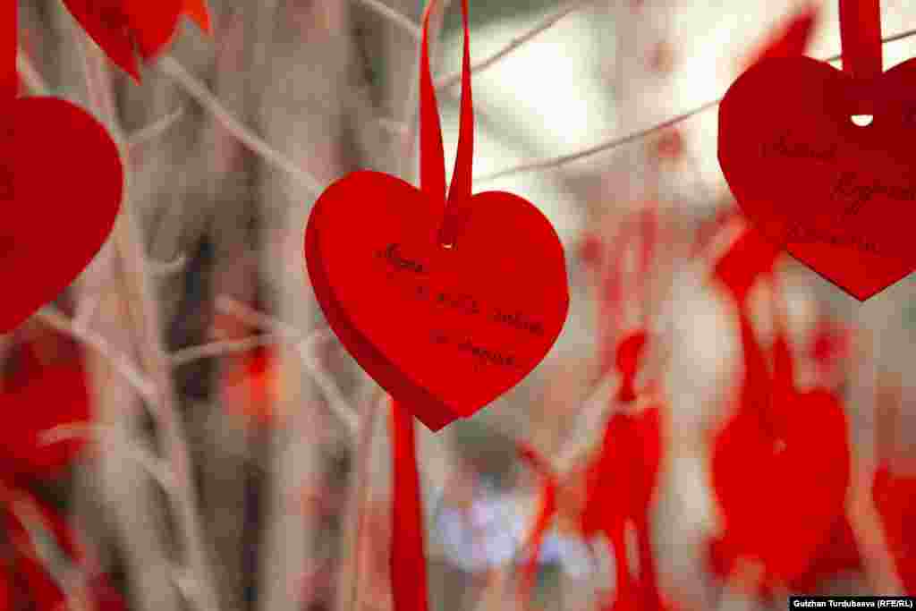 Биздин заманга чейинки 269-жылы 14-февралда Рим императору Клавдий сүйүшкөндөрдү жашыруун баш коштуруп жүргөн чиркөө кызматкери Валентинди өлүм жазасына буюрган. Ошондон тартып бул күн Ыйык Валентин күнү деп аталып калган.