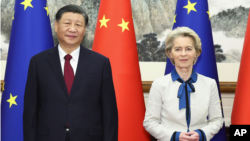 Китайският лидер Си Дзинпин и председателката на Европейската комисия Урсула фон дер Лайен 