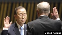 Пан Ґі Мун складає присягу, Нью-Йорк, 21 червня 2011 року