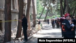 В здании, которое обрушилось, ранее располагался Институт математики АН Грузии. Компания «Тифлис бизнес-центр» планировала провести его реконструкцию под гостиницу