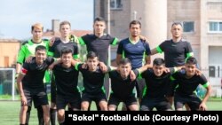 Кыргызстандык мигрант жигиттерден түзүлгөн «Сокол» футбол командасы.  