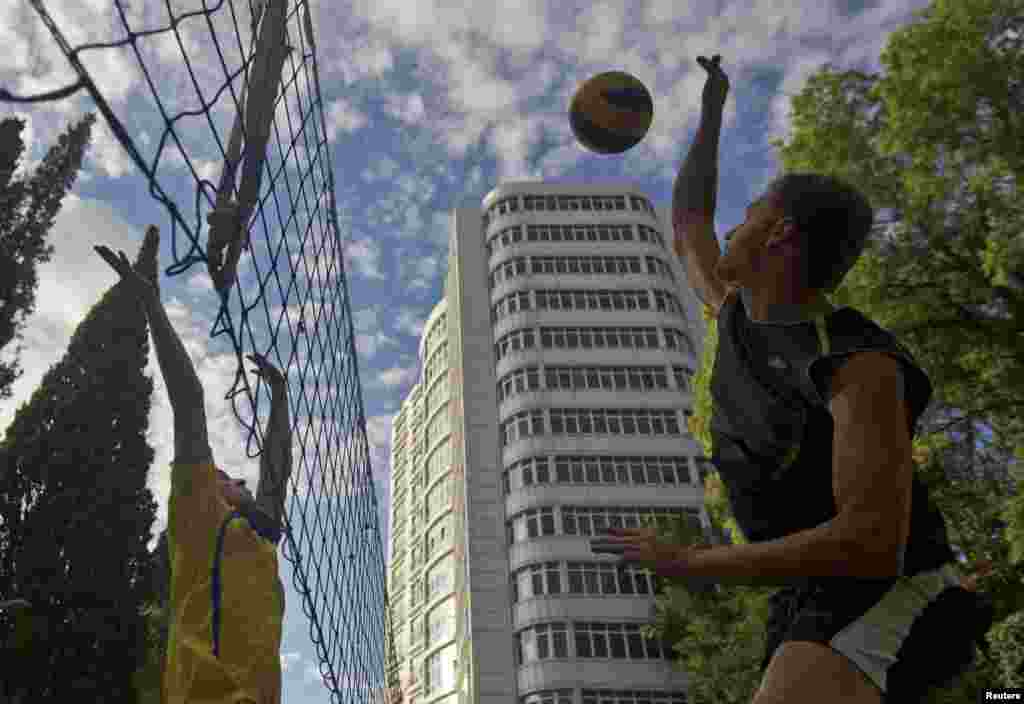 Сочидагы бер паркта волейбол уйнаучылар.