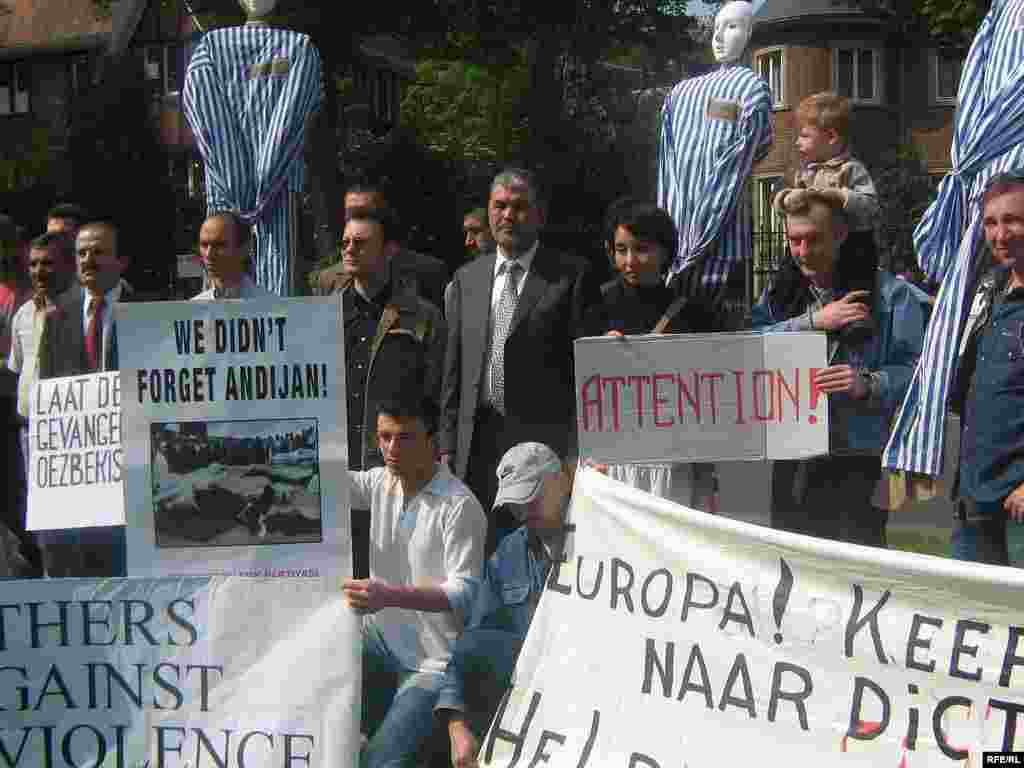 Брюсселдеги өзбек элчилгинин алдында демонстранттар президент Ислам Каримовго каршы митинг өткөрүүдө, 2006-жылдын май айы.&nbsp;