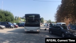 Автобус Вооруженных сил Украины на въезде в аэропорт Борисполь.