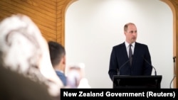 Британ канзаадасы Уильям Аль-Нур мечитинде сүйлөп жатат. Жаңы Зеландия, Крайстчөрч шаары.  26-апрель, 2019--жыл. 