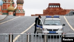 Полицейская машина на Красной площади в Москве, иллюстративная фотография