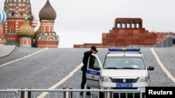 Москвара ЦIечу майданахь полисхойн машен, гайтаман сурт