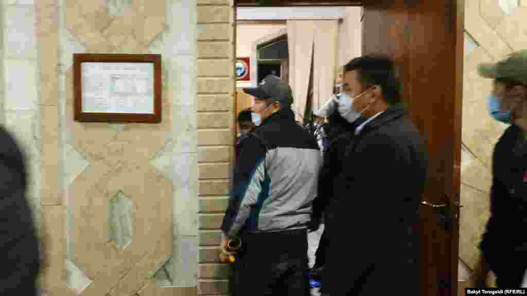 Митингчилер Ак үйдө, 6-октябрь 2020-жыл.&nbsp;