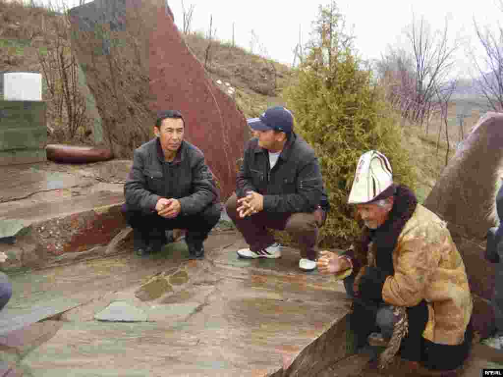 Аксылыктар туура жети жыл мурда милициянын огунан каза болгондордун мүрзөсүнө чогулуп, куран окушту.  - Commemoration Events in Aksy District of Jalal-Abat Region Devoted to Victims of 17-18 March Aksy Shooting. Kyrgyzstan - March 17, 2009. Photos byJanar Akaev.