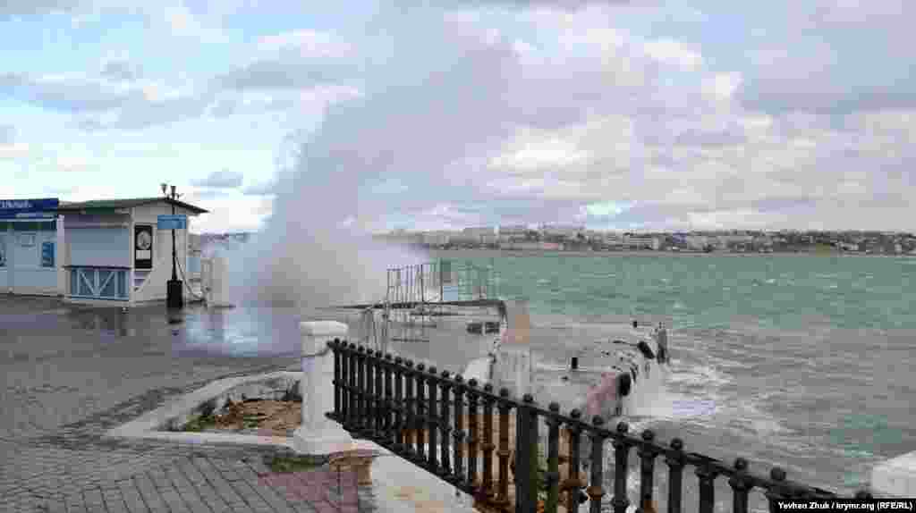 Хвилі піднімають хмари бризок біля входу до Артилерійської бухти