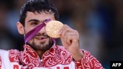 Միացյալ Թագավորություն - Արսեն Գալստյանը օլիմպիական չեմպիոնի ոսկե մեդալով, Լոնդոն, 28-ը հուլիսի, 2012թ.