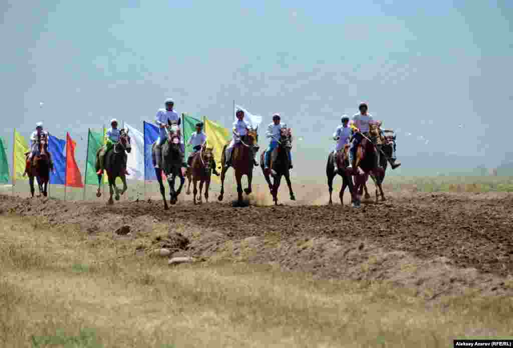 Справа от этноаула разбили временный ипподром, на котором проходили скачки аламан-байга.