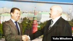 Рукостискання Ігоря Смирнова (п) з президентом Росії Дмитром Медведєвим іще недавно були на плакатах у Придністров’ї