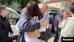 Сергей Тихановский жубайы Светлана Тихановская менен. 2025-жылдын 21-июну.