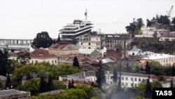 И вот в 1952 году его племянницы Тамара и Екатерина, тогда аспирантки Института языкознания в Москве, с юным бесстрашием пишут письмо на ту же тему самому Сталину. 