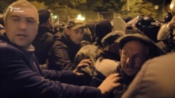 Штовханина між силовиками і мітингувальниками. Наметове містечко огородили (відео)