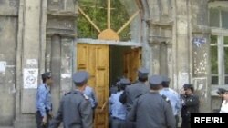 Самая актуальная проблема на сегодняшний день - это коррупция