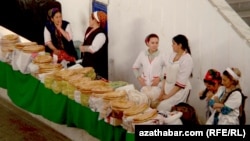 Хлебный ряд на базаре, Туркменистан (архивное фото) 