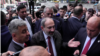 Armaniston. Bosh vazir Nikol Pashinyan (o‘rtada) sud eshigini to‘sib qo‘ygan tarafdorlari orasida. 2019, 20 may.