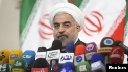 Eýranyň täze saýlanan prezidenti Hassan Rohani metbugat konferensiýasynda, Tähran, 17-nji iýun, 2013. 