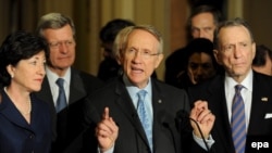 Лидер демократического большинства Сената Гарри Рид на пресс-конференции в Вашингтоне