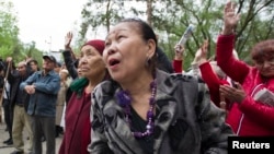 Женщины участвуют в акции протеста против пенсионной реформы. Алматы, 27 апреля 2013 года. Иллюстративное фото.