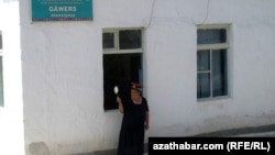 Gäwers, demirýol stansiýasynyň işgäri otlyny garşylaýar.