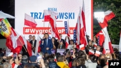 Мэр Варшавы і чалец кіроўнай «Грамадзянская кааліцыя» Рафал Тшаскоўскі выступае перад сваімі прыхільнікамі пасьля прэзыдэнцкіх дэбатаў у сядзібе Польскай тэлевізіі ў Варшаве, 12 траўня 2025