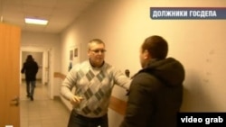 НТВ-но шен филмех чIагIдора Оьрсийчура оппозицехь болу зорбанан гIирсаш къайлах ахча а луш кхобуш бу Iамеркин Пачхьалкхан департаменто а, миллиfрдеро Сорос Джорджа f бохуш. Экрана тIера даьккхина сурт.