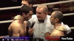 Таджикский боксер Даврон Махмадов (справа) 