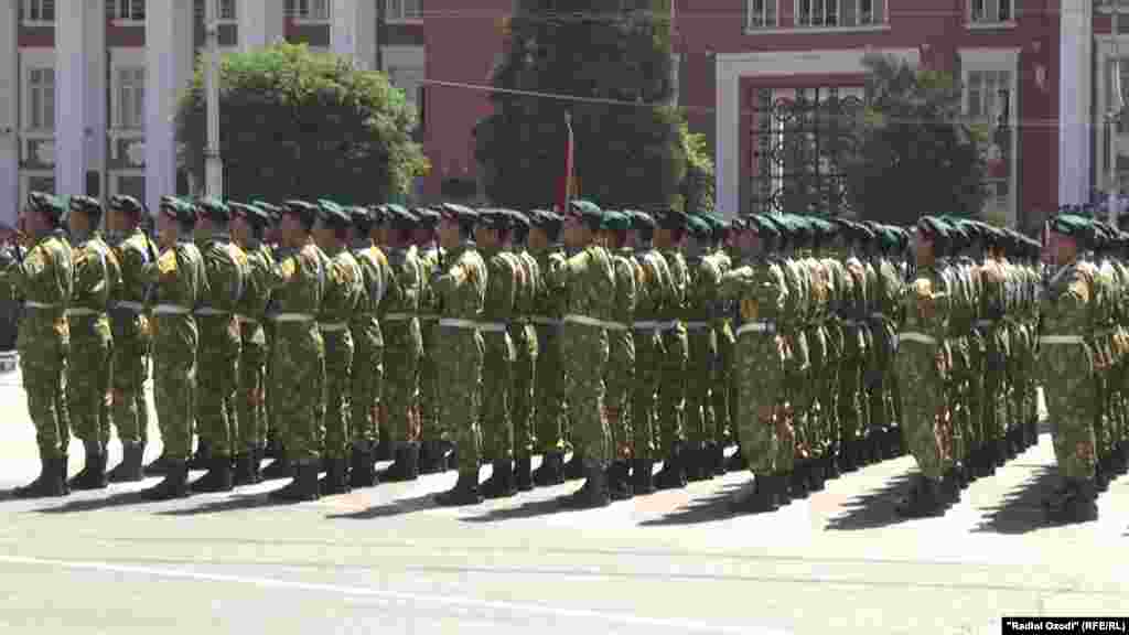 Паради низомӣ ба муносибати 20-солагии нерӯҳои марзбонии Тоҷикистон.