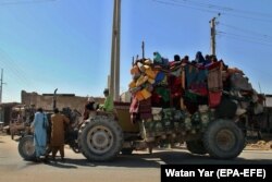 هزاران تن از ترس جنگ در هلمند خانه‌های خود را ترک کرده اند