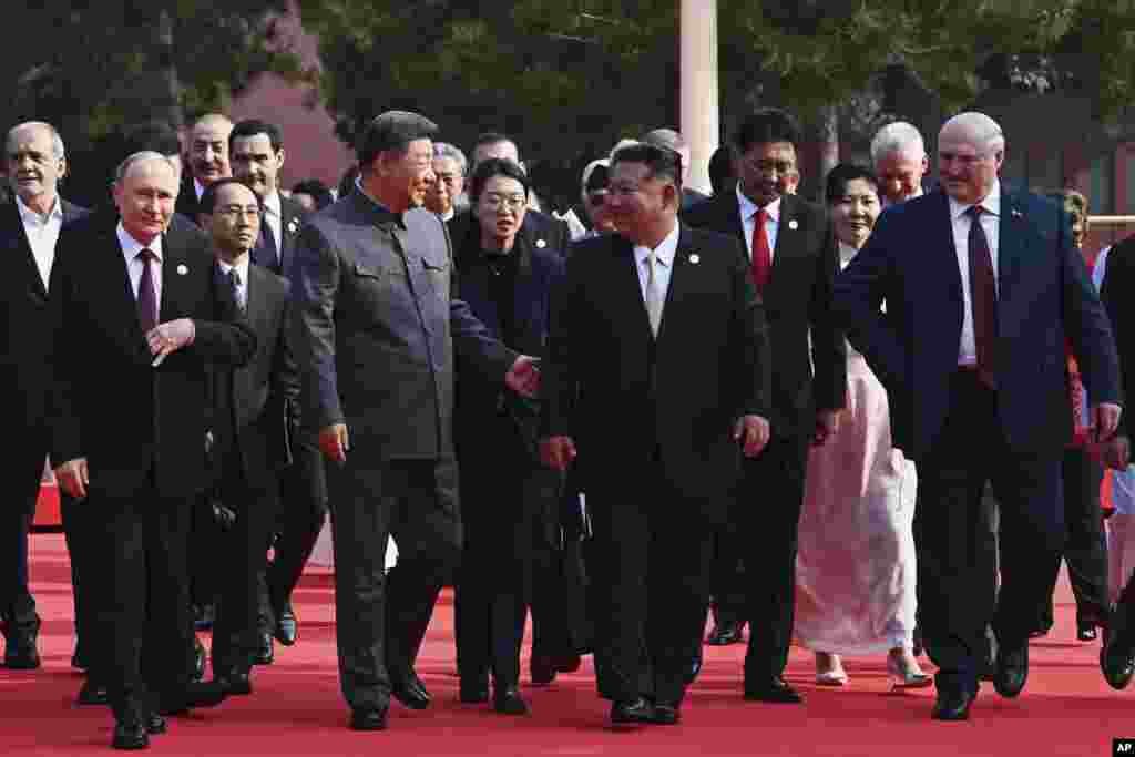 Прэзыдэнт Расеі Ўладзімір Пуцін, лідэр Кітаю Сі Цзіньпін, лідэр КНДР Кім Чэн Ын і Аляксандр Лукашэнка прыбылі на вайсковы парад, 3 верасьня 2025