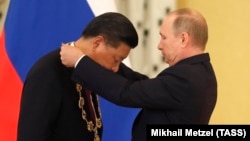 Владимир Путин награждает Си Цзиньпина орденом Андрея Первозванного. Москва, 4 июля 2017 года.
